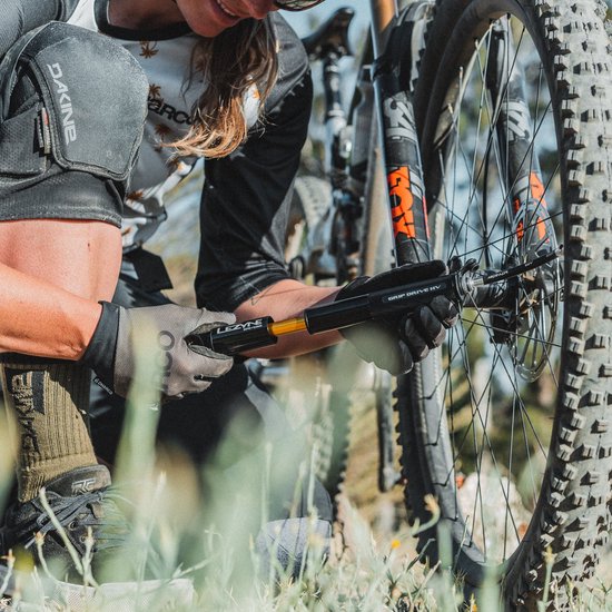 Lezyne Grip Drive HV - Hoog volume fietshandpomp - ABS Flex Hose - Presta- en schrader ventielen - tot 6.2 bar - Aluminium - Maat M - Zwart van Lezyne — afbeelding 4