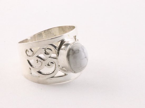 Opengewerkte zilveren ring met howliet - maat 16.5