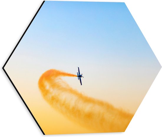 WallClassics - Dibond Hexagon - Zweefvliegtuig met Oranje Rook - 30x26.1 cm Foto op Hexagon (Met Ophangsysteem)