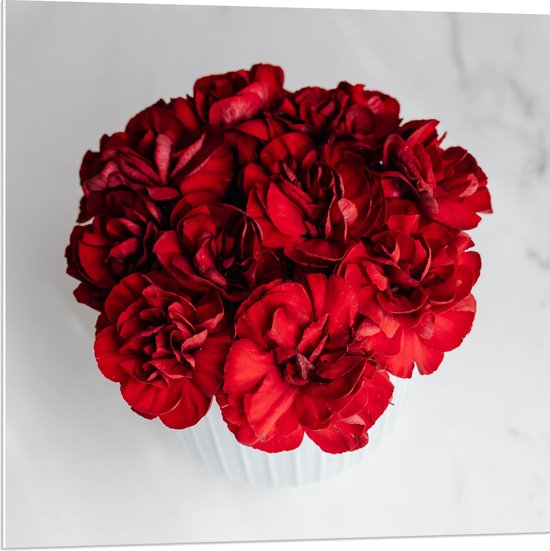 PVC Schuimplaat - Boeket Rode Bloemen op Witte Achtergrond - 80x80 cm Foto op PVC Schuimplaat (Met Ophangsysteem)