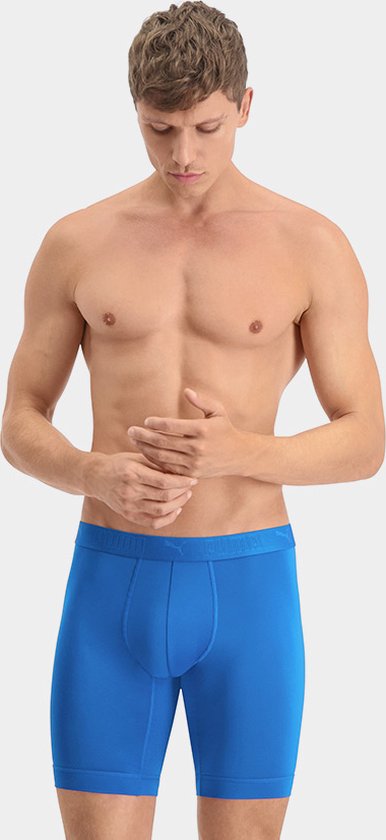 Man in een helderblauwe boxer met een PUMA-band rond de taille.