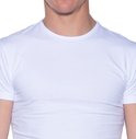 Close-up van een wit t-shirt met ronde hals, witte achtergrond.