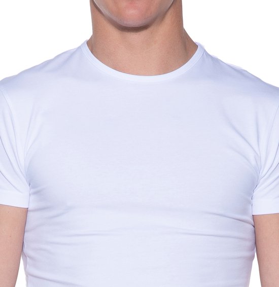 Close-up van een wit t-shirt met ronde hals, witte achtergrond.