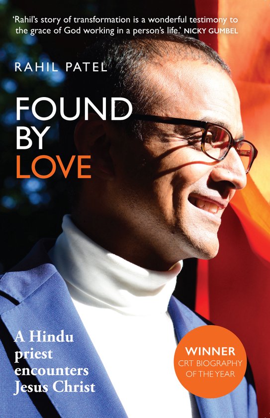 Boekomslag: "Found by Love" van Rahil Patel, met auteur op de voorgrond, zonsondergang op de achtergrond.