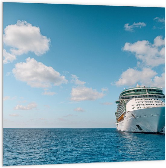 WallClassics - PVC Schuimplaat- Vooraanzicht van Groot Cruiseschip op Open Zee - 100x100 cm Foto op PVC Schuimplaat