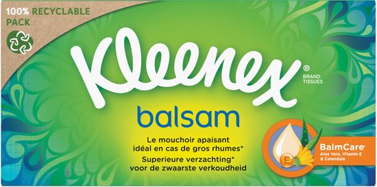 Emballage Kleenex Balsam vert avec motif floral. "100% Recyclable Pack" est écrit à l'avant gauche.