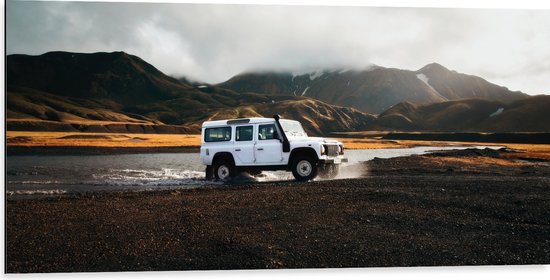 WallClassics - Dibond - Witte Grote Auto door het Water bij het Berglandschap - 100x50 cm Foto op Aluminium (Wanddecoratie van metaal)