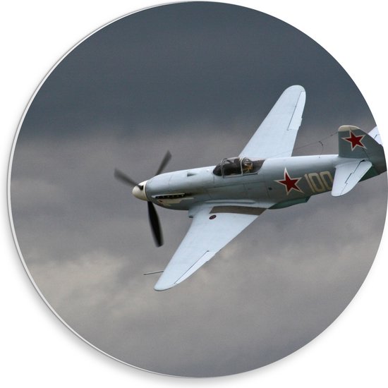 WallClassics - PVC Schuimplaat Muurcirkel - Wit Vliegtuigje bij Donkere Wolken - 30x30 cm Foto op Muurcirkel (met ophangsysteem)