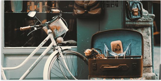 WallClassics - Poster (Mat) - Witte geparkeerde Fiets - 100x50 cm Foto op Posterpapier met een Matte look