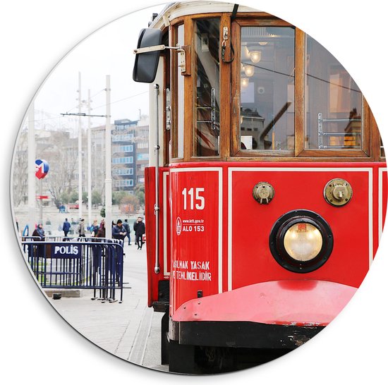 WallClassics - PVC Schuimplaat Muurcirkel - Rode Tram door de Stad - 40x40 cm Foto op Muurcirkel (met ophangsysteem)