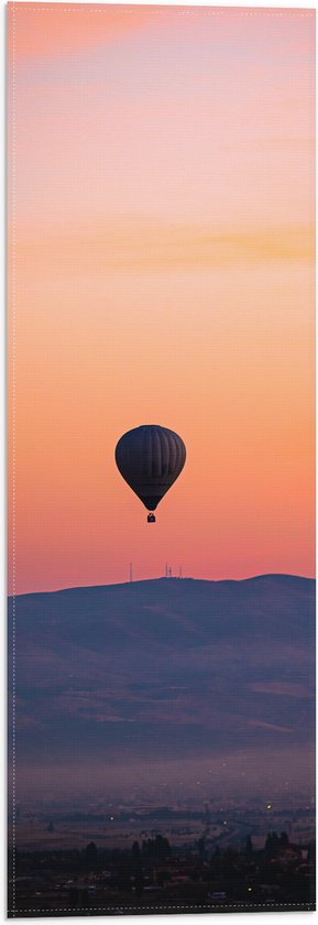 Vlag - Heteluchtballon boven Berg tijdens Zonsondergang in Turkije - 20x60 cm Foto op Polyester Vlag