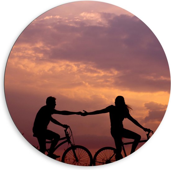 WallClassics - Dibond Muurcirkel - Silhouet van Koppel op de Fiets bij de Avondzon - 80x80 cm Foto op Aluminium Muurcirkel (met ophangsysteem)