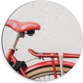 WallClassics - Dibond Muurcirkel - Rood Zadel op Rode Fiets - 50x50 cm Foto op Aluminium Muurcirkel (met ophangsysteem)