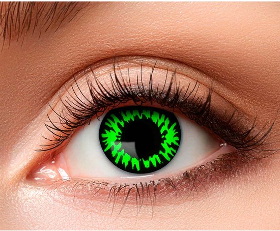 Groen oogcontactlens met zwarte spaken en een zwarte pupil.