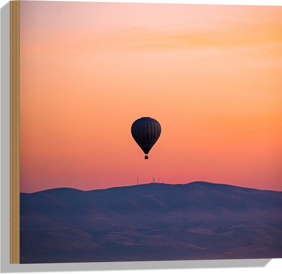 Hout - Heteluchtballon boven Berg tijdens Zonsondergang in Turkije - 50x50 cm - 9 mm dik - Foto op Hout (Met Ophangsysteem)