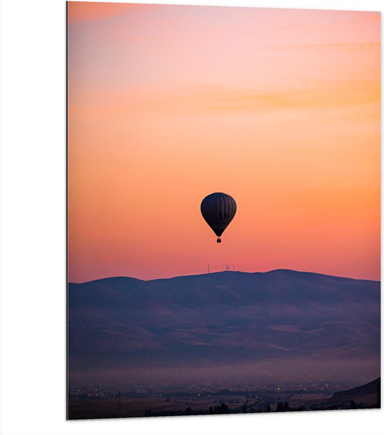 Dibond - Heteluchtballon boven Berg tijdens Zonsondergang in Turkije - 75x100 cm Foto op Aluminium (Wanddecoratie van metaal)