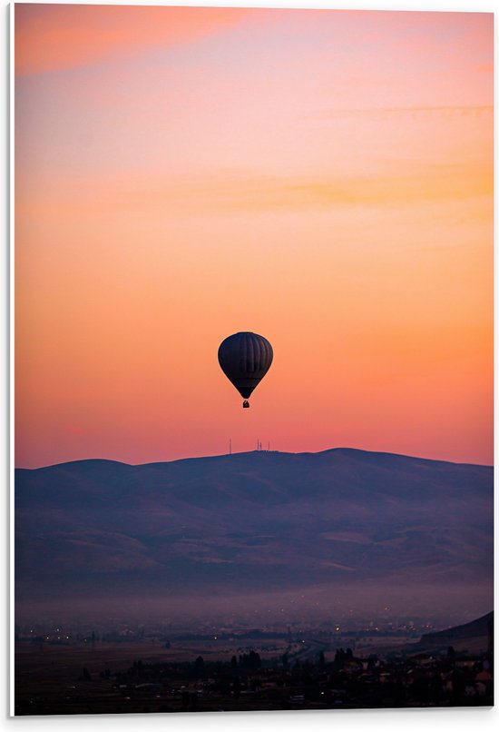 PVC Schuimplaat- Heteluchtballon boven Berg tijdens Zonsondergang in Turkije - 40x60 cm Foto op PVC Schuimplaat