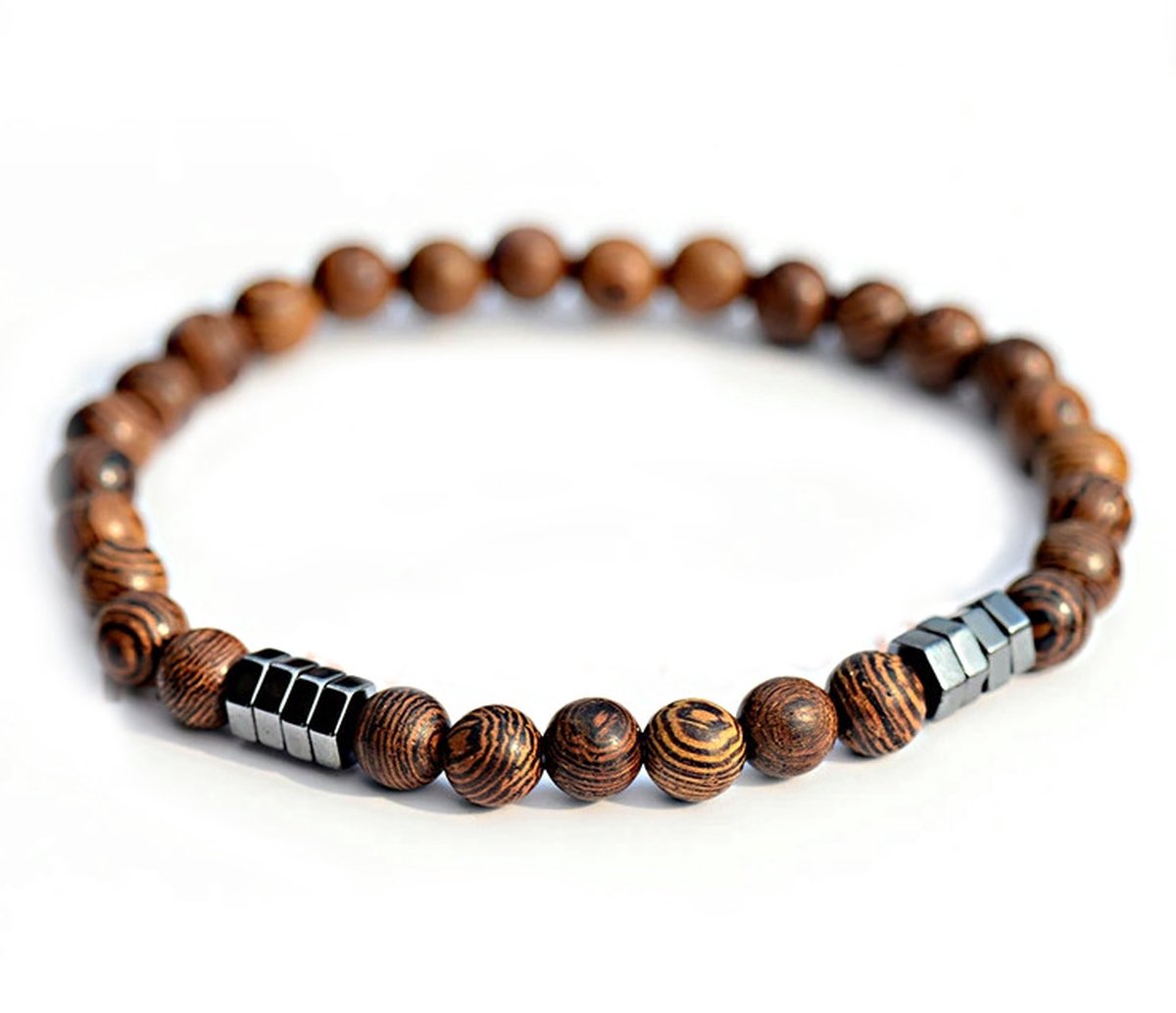 Armband met 6mm houten kralen bruin met hematiet schijfjes 18 cm