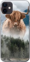 Geschikt voor iPhone 12 mini hoesje - Schotse hooglander - Koeien - Mist - Siliconen Telefoonhoesje