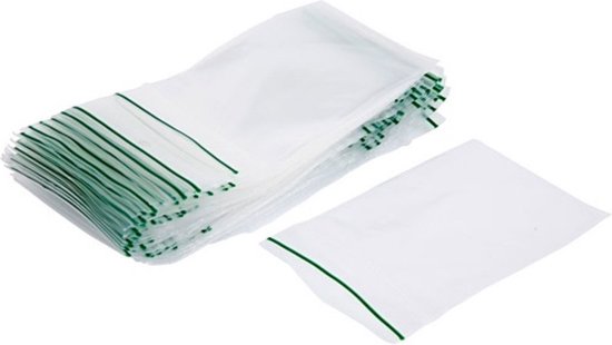 Een stapel doorzichtige plastic zakjes met groene sluitrand. Eén zakje ligt los ernaast.