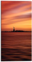 WallClassics - Dibond - Vrijheidsbeeld in New York van Ver met Zonsondergang - 50x100 cm Foto op Aluminium (Wanddecoratie van metaal)