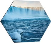 WallClassics - Dibond Hexagon - Goðafoss Watervallen in IJsland - 60x52.2 cm Foto op Hexagon (Met Ophangsysteem)