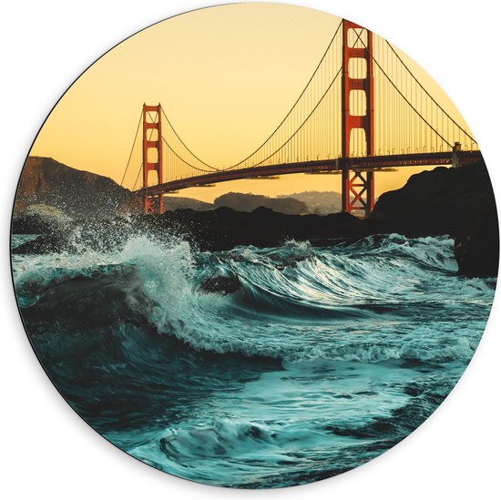 WallClassics - Dibond Muurcirkel - Wilde Zee bij Golden Gate Bridge in San Francisco - 60x60 cm Foto op Aluminium Muurcirkel (met ophangsysteem)