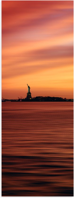 WallClassics - Poster Glanzend – Vrijheidsbeeld in New York van Ver met Zonsondergang - 20x60 cm Foto op Posterpapier met Glanzende Afwerking