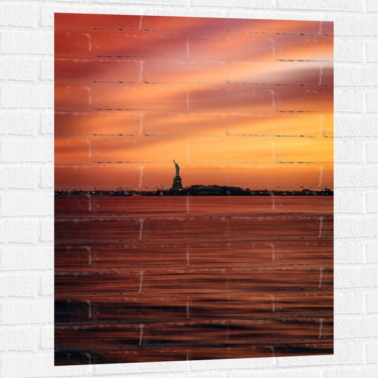 WallClassics - Muursticker - Vrijheidsbeeld in New York van Ver met Zonsondergang - 75x100 cm Foto op Muursticker