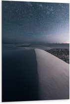 WallClassics - Dibond - Heldere Sterrenhemel boven Sneeuwbergen - 80x120 cm Foto op Aluminium (Met Ophangsysteem)