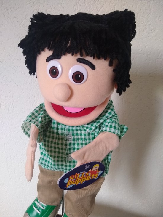 Handpop Kennie met zwarte haren, groene geruite blouse, beige broek en groene sneakers. Logo "Silly Puppets" zichtbaar.