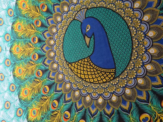 Sarong figuren pauw patroon lengte 115 cm breedte 165 cm kleuren blauw geel zwart oranje wit groen versierd met franjes.