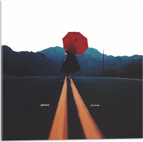 WallClassics - Acrylglas - Vrouw met Rode Paraplu op de Weg - 50x50 cm Foto op Acrylglas (Wanddecoratie op Acrylaat)