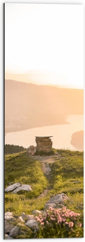 WallClassics - Dibond - Afgesloten Put op Bergtop - 30x90 cm Foto op Aluminium (Met Ophangsysteem)