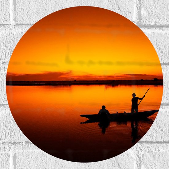WallClassics - Muursticker Cirkel - Bootje met Vissers op het Water bij Zonsondergang - 30x30 cm Foto op Muursticker