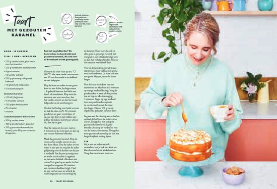 Vrouw in blauwe jurk decoreert taart met karamel, naast een taart op een standaard