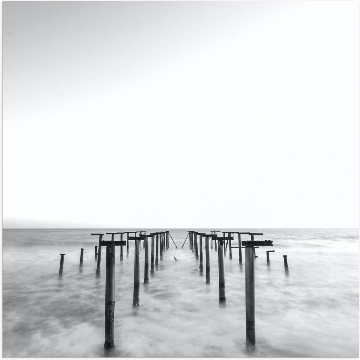 Poster (Mat) - Rij Palen in de Zee - 50x50 cm Foto op Posterpapier met een Matte look