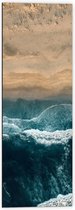 WallClassics - Dibond - Golvende Zee en Strand van Boven - 40x120 cm Foto op Aluminium (Met Ophangsysteem)