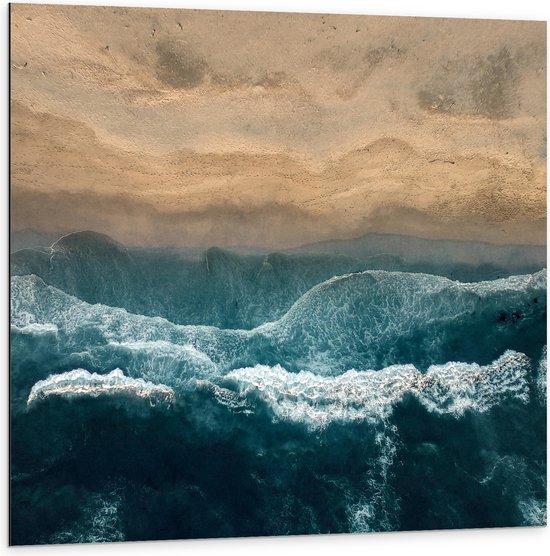 WallClassics - Dibond - Golvende Zee en Strand van Boven - 100x100 cm Foto op Aluminium (Met Ophangsysteem)