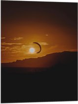 WallClassics - Vlag - Parachute bij zonsondergang - 60x80 cm Foto op Polyester Vlag