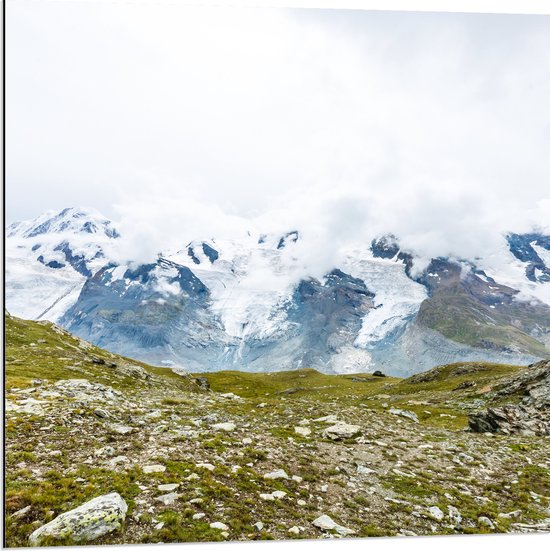 Dibond - Uitzicht vanaf Berg op Besneeuwde Berg - 80x80 cm Foto op Aluminium (Met Ophangsysteem)