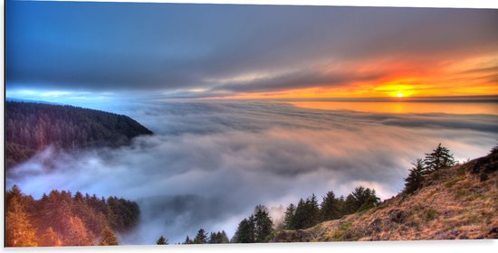 WallClassics - Dibond - Zonsondergang boven de Wolken bij Berg - 100x50 cm Foto op Aluminium (Wanddecoratie van metaal)