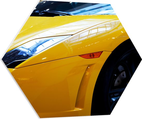 PVC Schuimplaat Hexagon - Snelle Sportauto in het Geel - 70x60.9 cm Foto op Hexagon (Met Ophangsysteem)