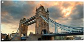 Tuinposter – Wolken boven Towerbridge in Londen - 100x50 cm Foto op Tuinposter (wanddecoratie voor buiten en binnen)