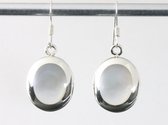 Ovale hoogglans zilveren oorbellen met parelmoer