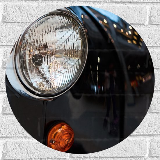 Muursticker Cirkel - Close-up van Koplamp van Zwarte Auto - 50x50 cm Foto op Muursticker