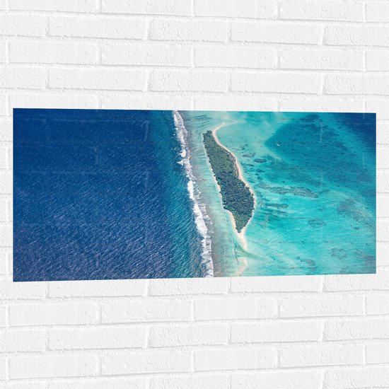 Muursticker - Eiland in Helderblauwe Tropische Zee - 100x50 cm Foto op Muursticker