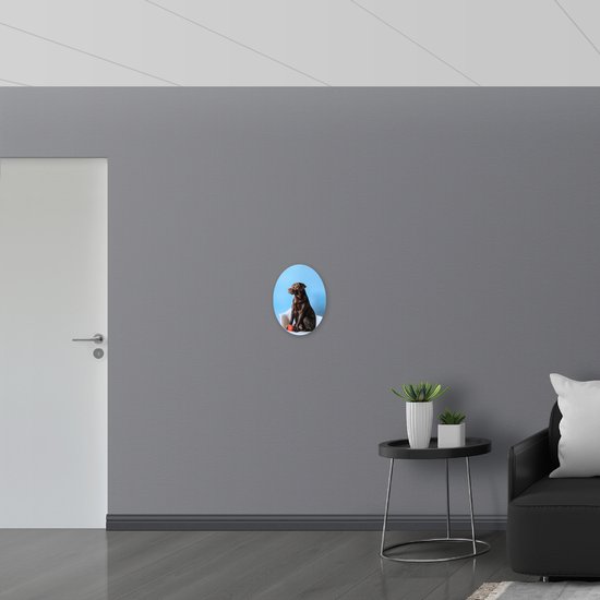 WallClassics - Panneau ovale en mousse PVC - Grand chien assis sur une chaise avec une tasse de Café - Photo 30 x 40 cm sur ovale (avec système de suspension)