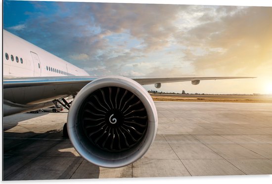 Dibond - Motor van Wit Vliegtuig op Vliegveld - 105x70 cm Foto op Aluminium (Met Ophangsysteem)