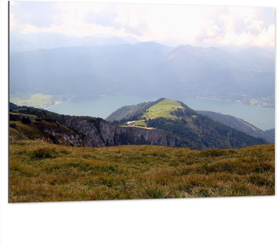 Dibond - Uitzicht over Berglandschap - 100x75 cm Foto op Aluminium (Wanddecoratie van metaal)